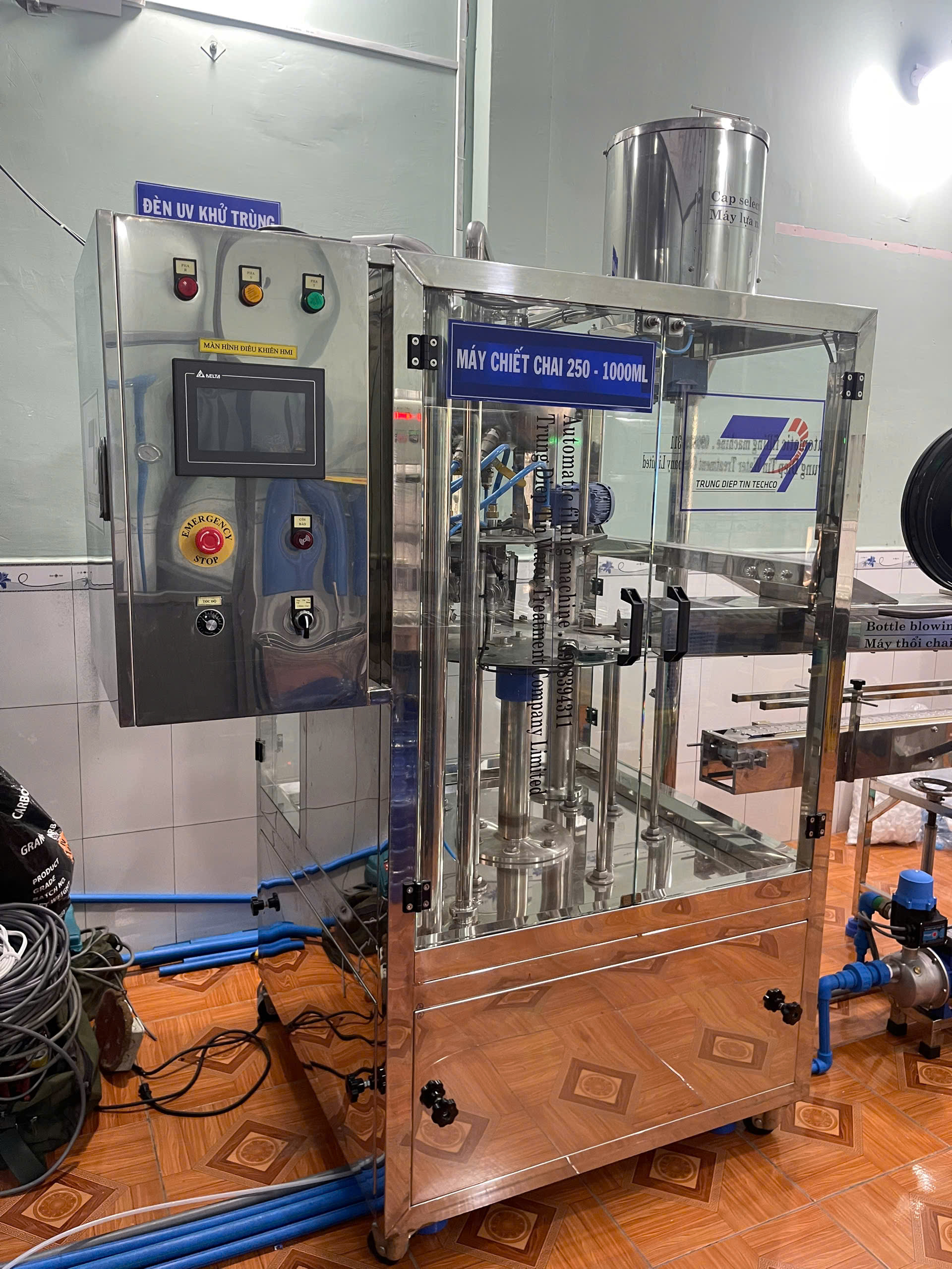 máy chiết rót đóng nắp tự động